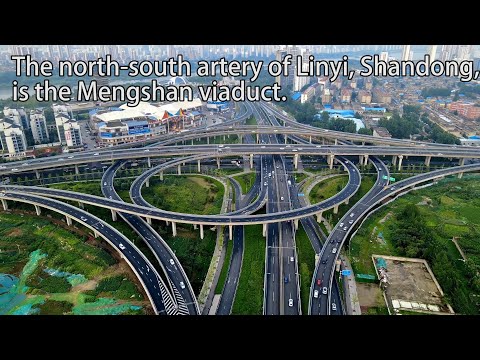 Vista aérea da China: A artéria norte-sul da cidade de Linyi, província de Shandong, é o Viaduto Mengshan.A artéria de tráfego Shandong Linyi é o Viaduto Mengshan.