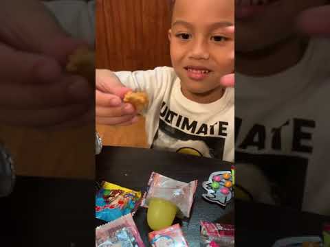 Darien tried snacks and candy from Japan!!!