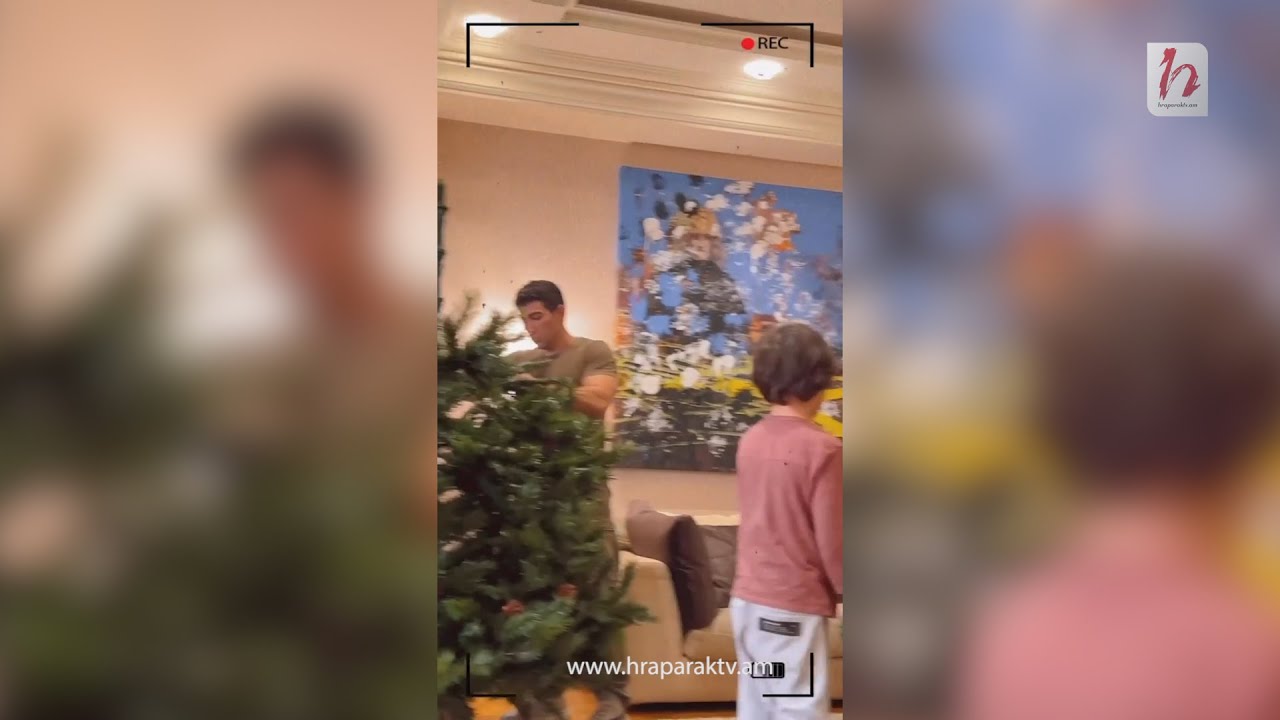 Լևոն Քոչարյանը որդիների հետ տոնածառ է զարդարում