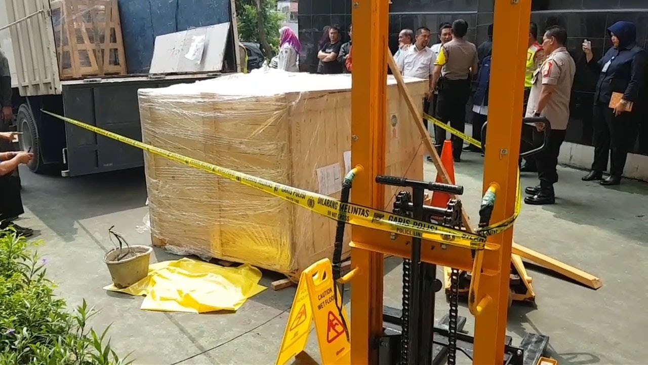 Pekerja Ekspedisi Tewas Tertimpa Mesin Sterilisasi Alat 