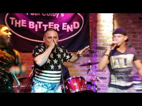 Maxima Alerta performing live "Versos Tristes"