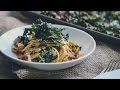 Roasted Garlic & Caramelized Onion Kale Pasta with Spicy Parmesan Kale Chips
