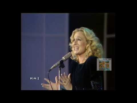 da FANTASTICO 5-1984 Loretta Goggi ripropone una sua HIT "L'ARIA DEL SABATO SERA"