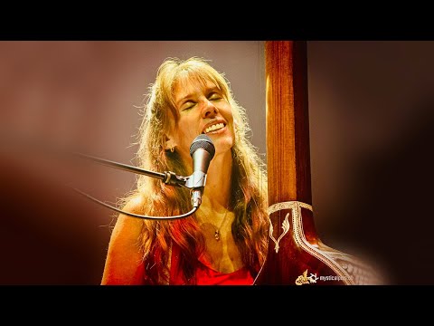 Deva Premal & Miten – Seven Chakra Gayatri Mantra – Live on stage. Europe 2022