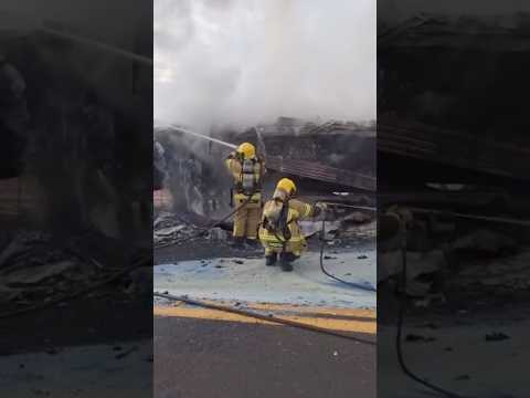 Carreta carregada com leite condensado pega fogo na GO-210 em Corumbaíba