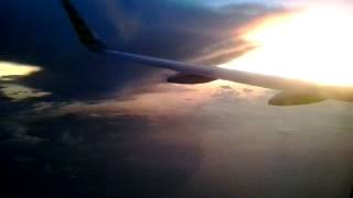 preview picture of video 'Penampakan matahari tenggelam di udara di atas pesawat Citilink melihat keluar lewat jendela 2014 11'