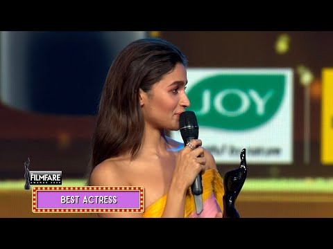 Alia Bhatt bags the best actress award for Gully Boy | 65th Filmfare Awards 2020