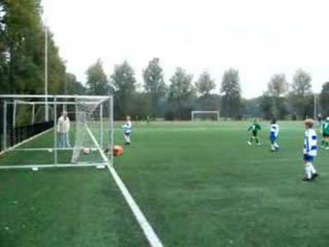 Firo voorzet Bas scoort