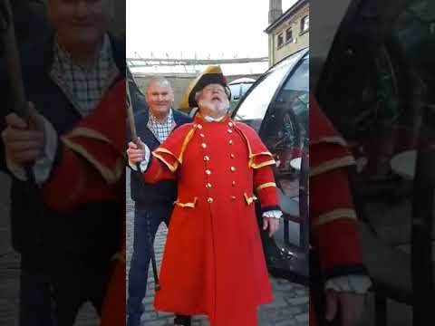 Paul Hunn "Theburperking" meets the Town Crier.