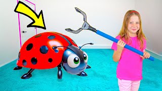 Настя с друзьями ловят насекомых