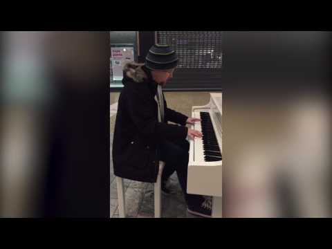 Leonard Cohen - Hallelujah (Public Piano)