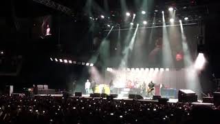 Rick Astley &amp; Foo Fighters - Never Gonna Give You Up (O2, London)