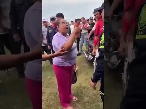 Mujer agrede a un policía durante las corralejas de Las Llanadas, en Corozal, Sucre
