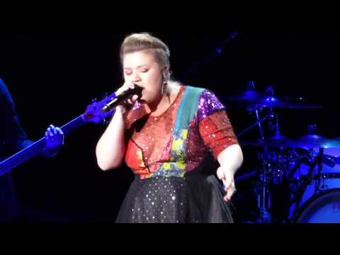 Kelly Clarkson singing fan request Blank Space by Taylor Swift in Toronto thumnail