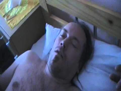 Mann schnarcht wie eine Ente