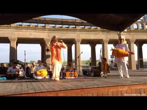 Ekalavya Prabhu Ecstatic Kirtan @ ISKCON New Jersey USA Rath Yatra#1 (Atlantic City) - June 29, 2013