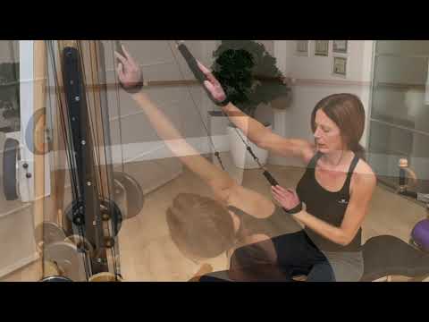 Gyrotonic,  movimenti armonici di scioglimento del movimento corporeo del tronco e delle braccia.