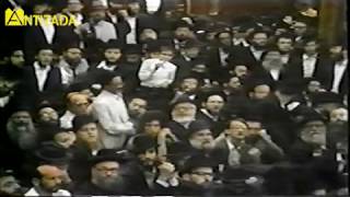 ניגון הנה מה טוב בהתוועדות עם הרבי מליובאוויטש - התמונה מוצגת ישירות מתוך אתר האינטרנט יוטיוב. זכויות היוצרים בתמונה שייכות ליוצרה. קישור קרדיט למקור התוכן נמצא בתוך דף הסרטון