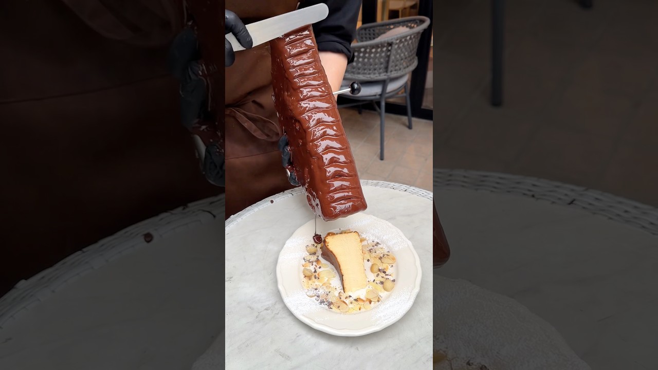 ラクレットチョコを大量にかけるバスクチーズケーキ【表参道：Sweet Check】