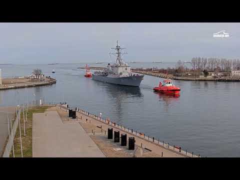 Niszczyciel USS Forrest Sherman (DDG-98) wchodzi do Gdańska.