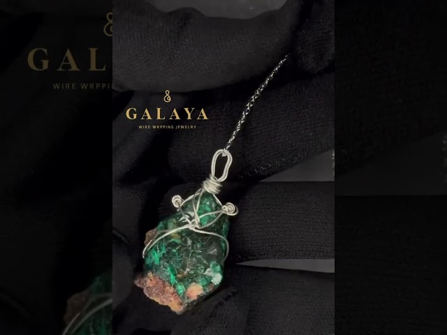 قلادة من الفضة الخالص مع حجر الديوباتز