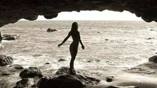 Una Mujer Desnuda y en lo oscuro   Joan Manuel Serrat