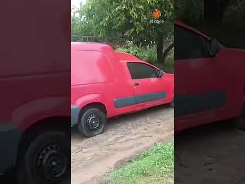 Intensa lluvia en Córdoba: patrullero enterrado, choques, árboles caídos y cortes de tránsito