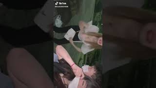 【TikTok】前かがみで赤い下着が見えた