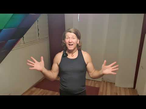 Yoga School  - Sirsasana Kopfstand an der Wand