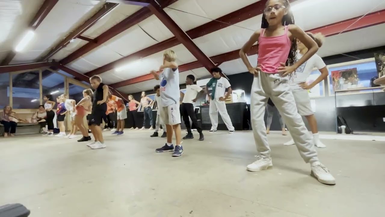 Cours de danse hip-hop en Guadeloupe — l’échauffement