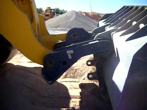Komatsu Bucket Change
