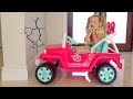 Stacy e pai brincam em um jardim com bri Stacy e pai brincam em um jardim com bri