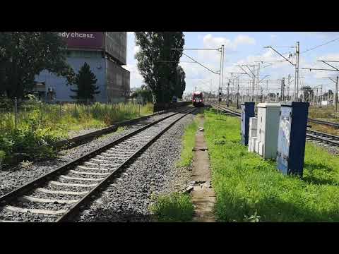 Pesa EN97-011 (vel 33WE) w barwach WKD wjeżdża na peron stacji Warszawa Zachodnia.