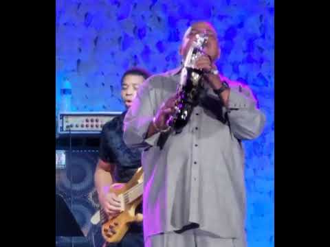 Dyson Groovin' behind Gerald Albright