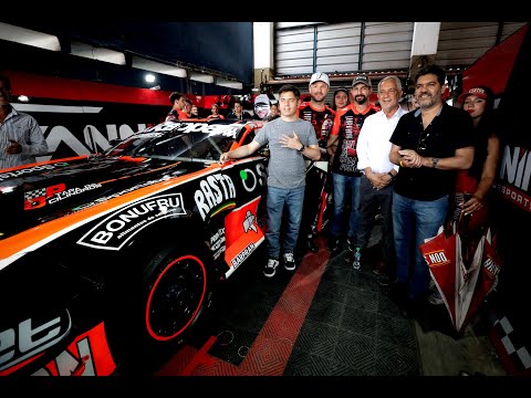 Con un guiño a los fanáticos del Turismo Carretera, Kicillof participó del Gran Premio Coronación en La Plata