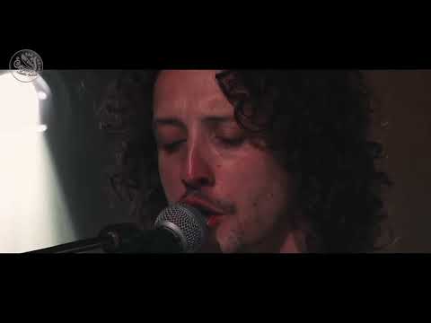 Νίκος και Αντώνης Ξυλούρης "Στου Πυρομάχου τη φωτιά, Έσβησ’ αέρας το κερί"