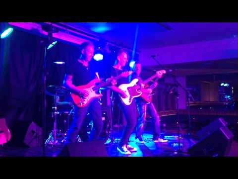 Dee Dowling Band at 3 Monkeys Pub, Eilat, Israel July 2014 (part 1)