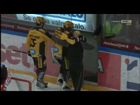 Hakkaraisen "polvitaklaus" joka osuu Jalasvaaran