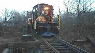 preview picture of video 'CMRR Holiday Train Running East Across Bridge C9'