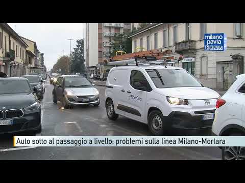 L'auto sotto un passaggio a livello blocca la circolazione della Milano-Mortara