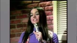 CRYSTAL GAYLE - 20 - INTRODUCED TO WORLD, BY HER SISTER, LORETTA LYNN - 39 - EARLY 1970&#39;s