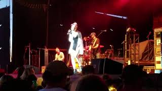 Danielle Bradbery singing can&#39;t stay mad at you
