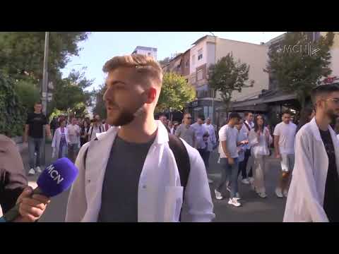 Studentët e Mjekësisë, marshim drejt Ministrisë / ”Ligji antikushtetues, pedagogët i kemi në krah”