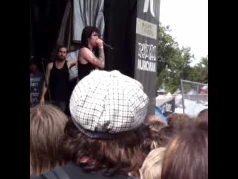 Craig Mabbit slams Ronnie Radke badass style (Warped 2009)