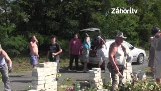 preview picture of video 'Upratovanie po búrke (Sekule - Moravský Sv. Ján) 23.8. 2012'