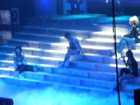 110604 2NE1 - LONELY @ THE PARTY ! 2ne1 Live in Manila