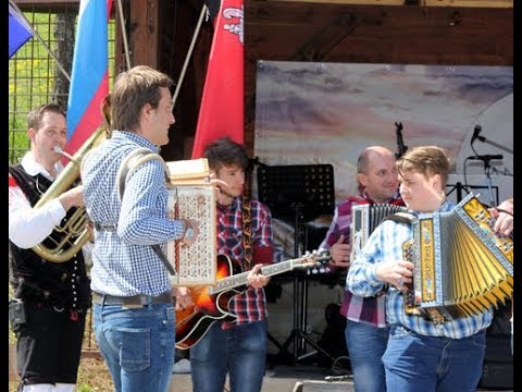 Orkester harmonikarjev glasbene šole Bučar na prvomajskem srečanju v Javorju