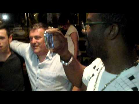 FELHO DENIS AND FANS SINGING WENDA FLORE (Amateur video)