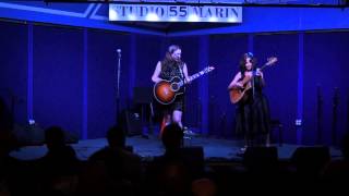 Suzzy Roche and Lucy Wainwright Roche perform G Chord Song
