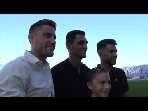 Los capitanes del Fuenla entregan los brazaletes a la cantera y equipos femeninos